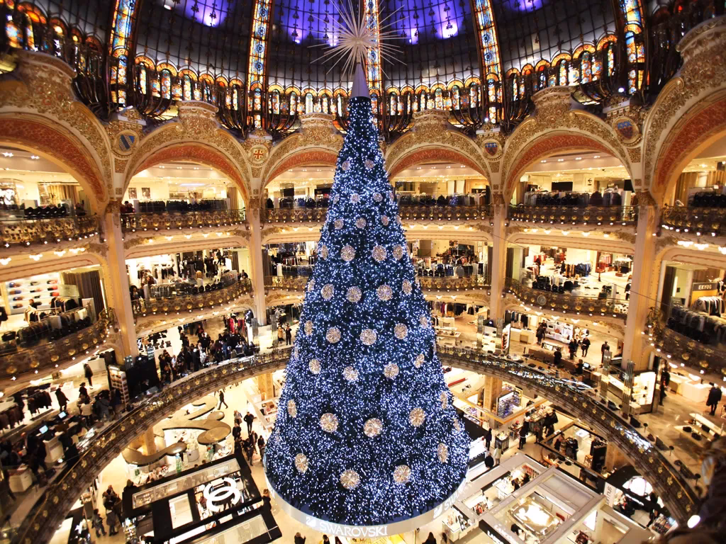 Which Paris Square has a Christmas tree?