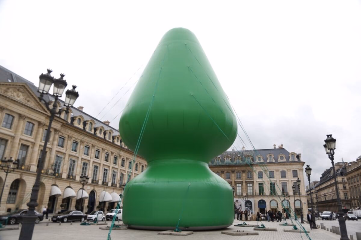 Where are the most beautiful Christmas trees in Paris?